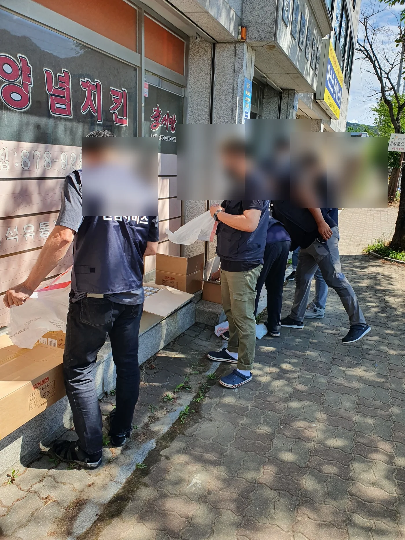독거노인 안전모니터 시스템 현장 설치 지원 모습